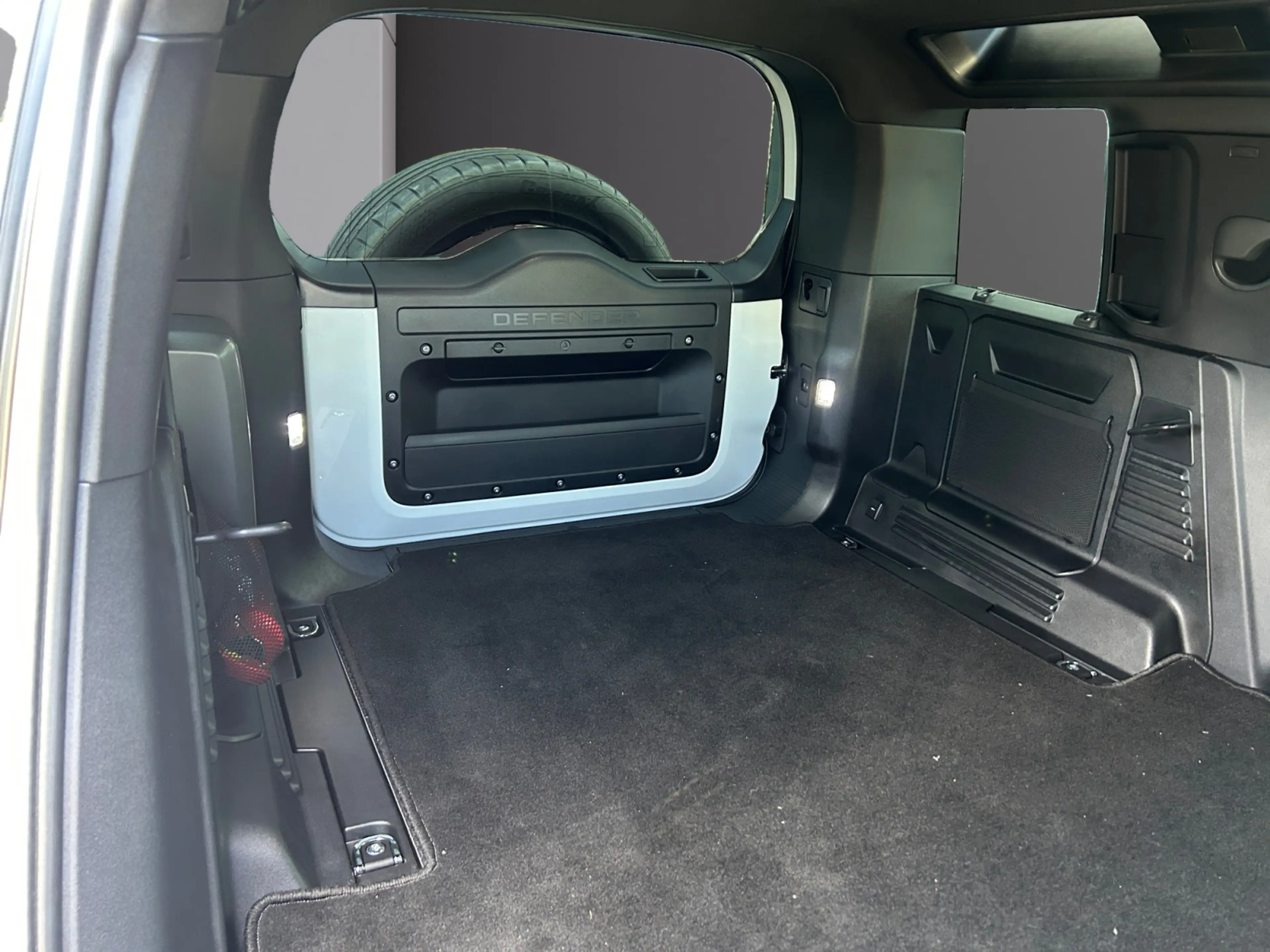 Land Rover Defender 110 D200 S — photo 11