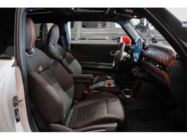 Mini Hatch view 6