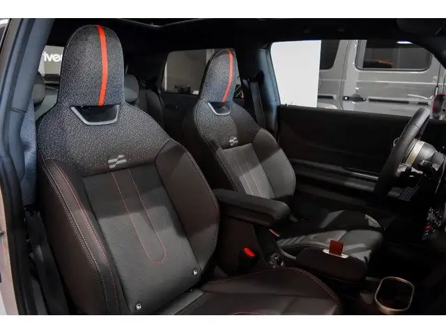 Mini Hatch view 8