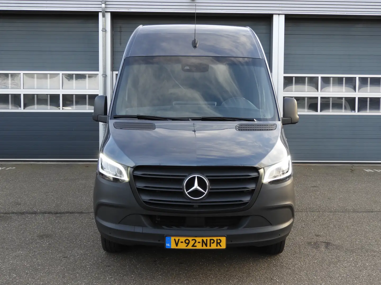 Mercedes-Benz Sprinter 519 CDI L3H2 AUT LED | DISTRONIC | 10.25 MBUX | 36 Gris - 2