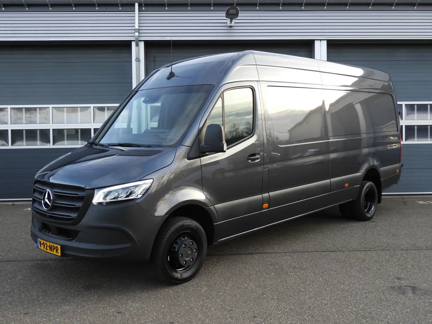 Mercedes-Benz Sprinter 519 CDI L3H2 AUT LED | DISTRONIC | 10.25 MBUX | 36 Gris - 1