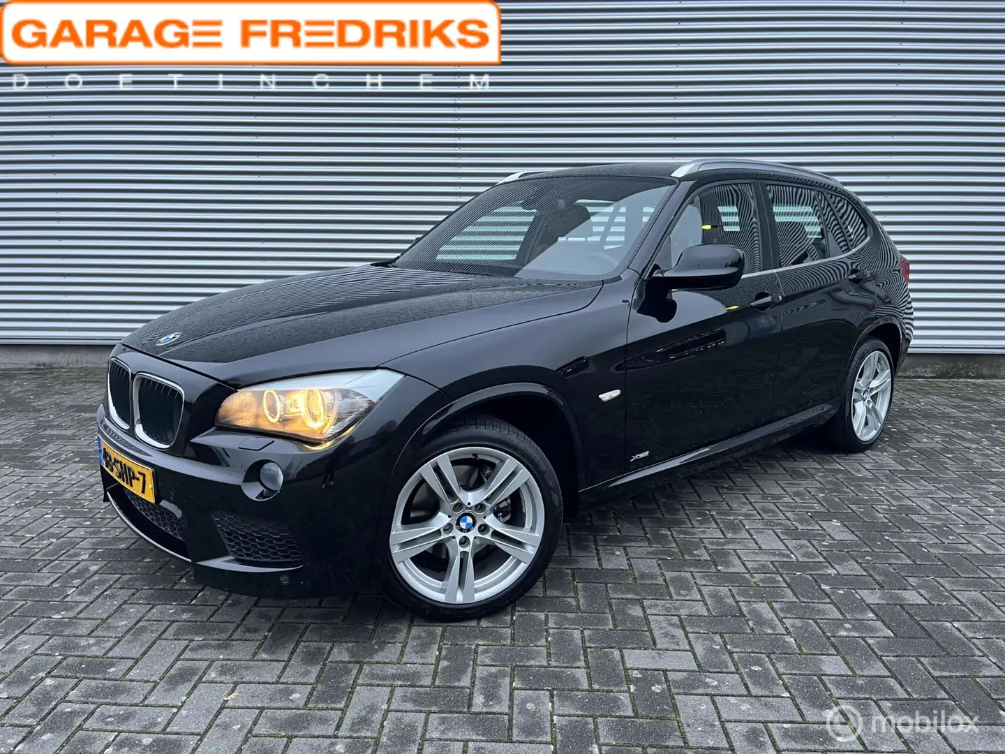 BMW X1 xDrive20i | M-Sport | Stoelverwarming | Harman Kar Schwarz - 1