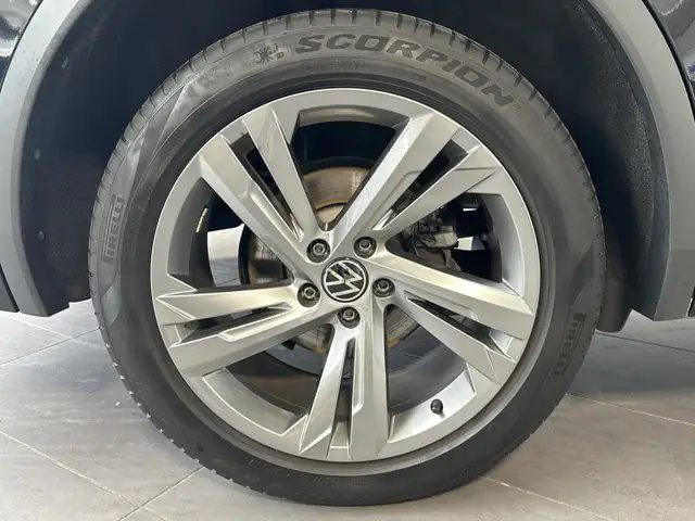 Volkswagen Tiguan Allspace view 3