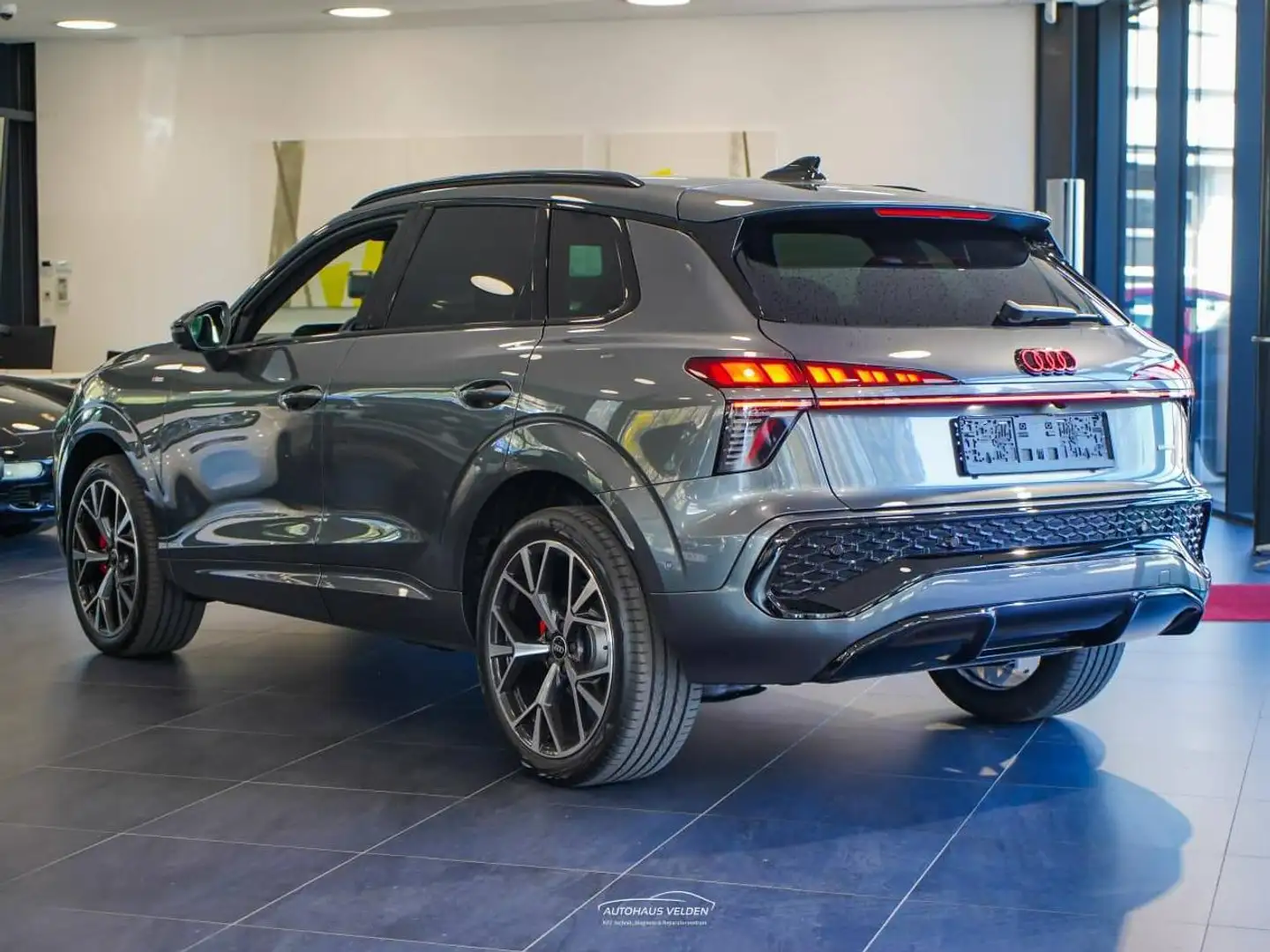 Audi Q3 TFSI quattro 150 kW, S-Line, Standheizung, AHK Grau - 2