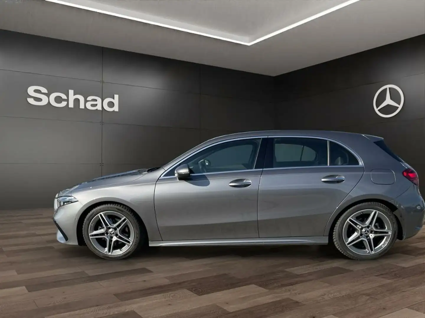 Mercedes-Benz A 180 A 180 AMG PREMIUM+MBUX+KAM+LED+DISTR+SOUND+AMBI Grijs - 2