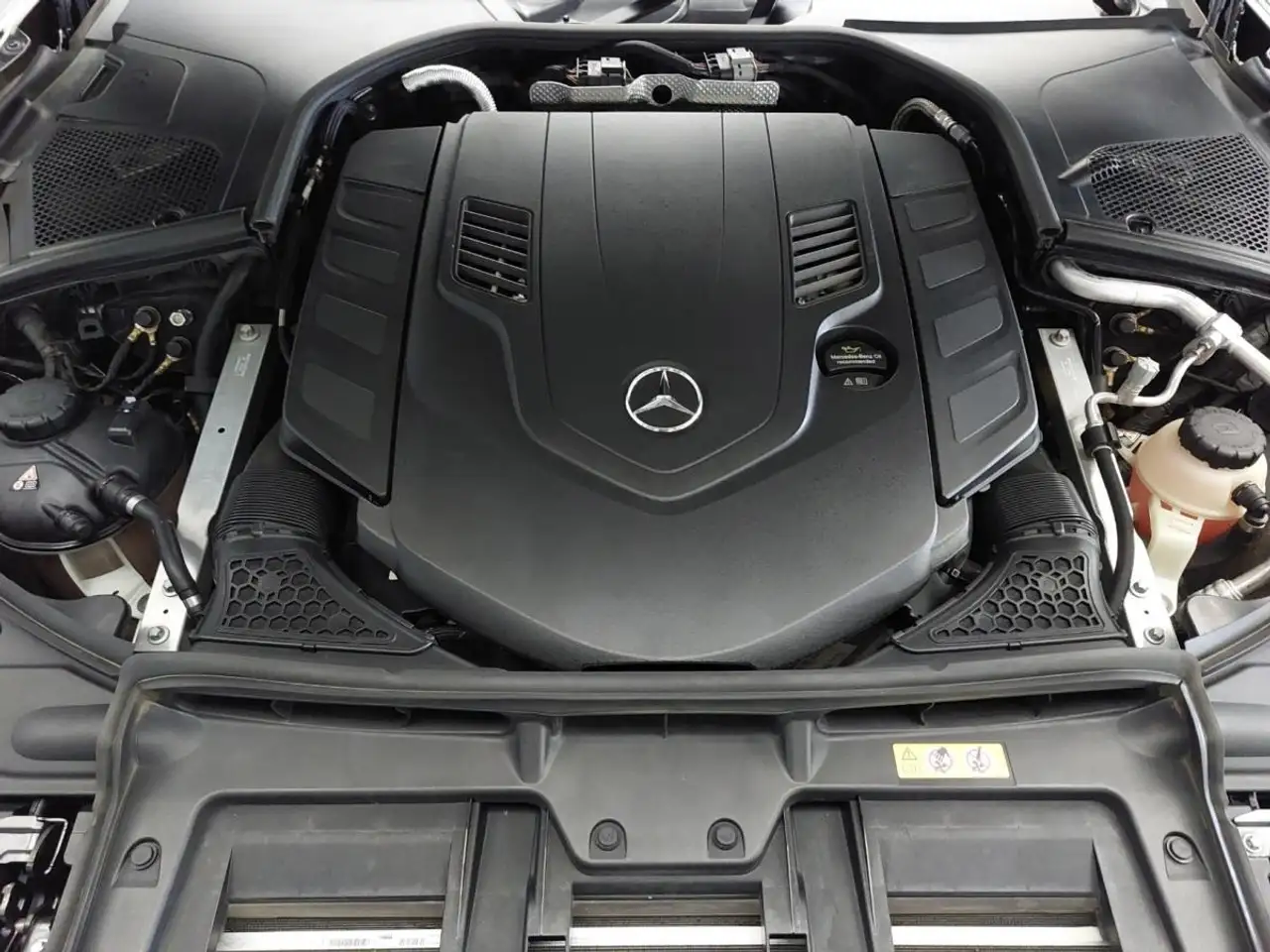 Mercedes-Benz S-Class снимка Mercedes-Benz S-Class