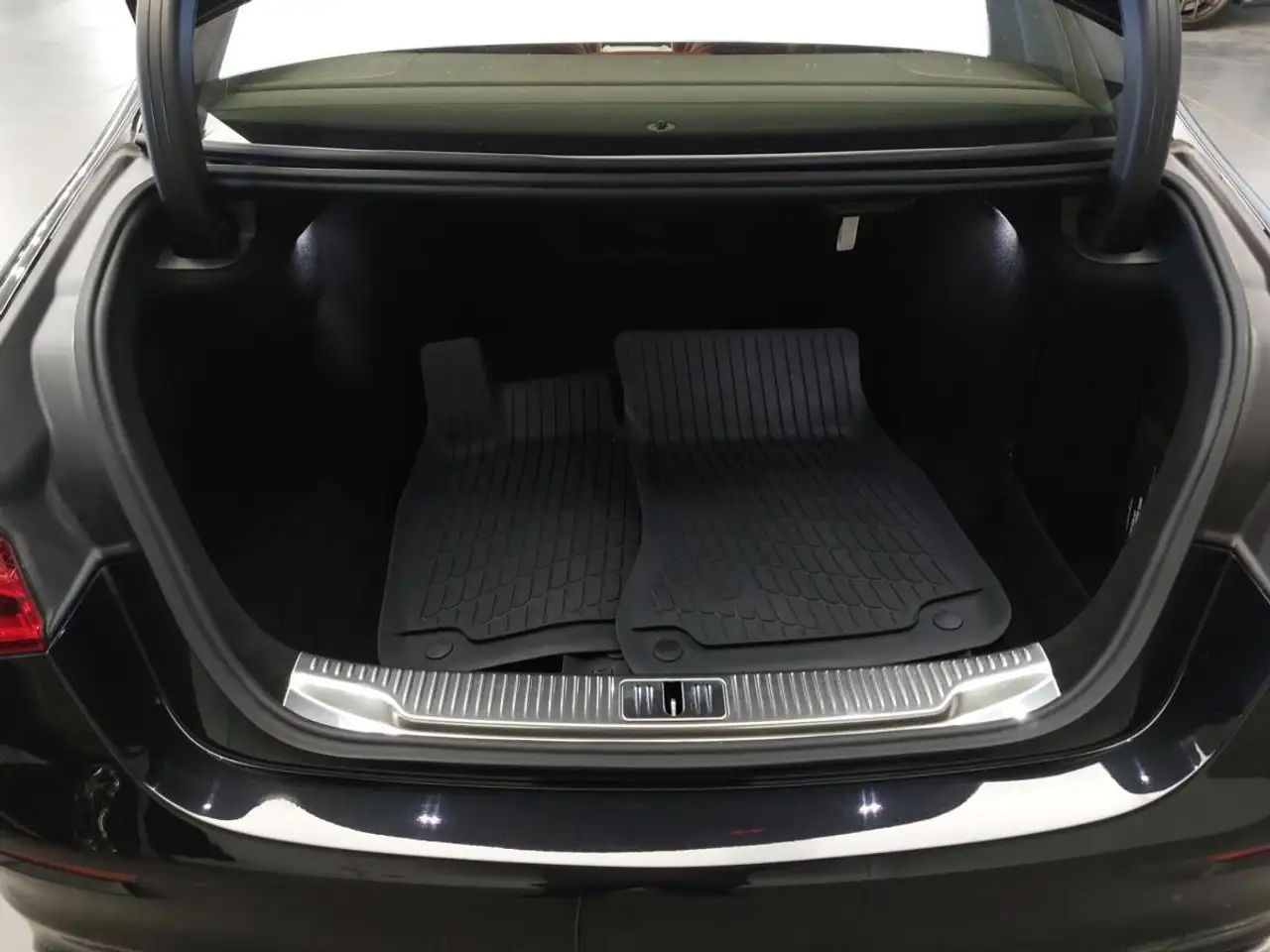 Mercedes-Benz S-Class снимка Mercedes-Benz S-Class
