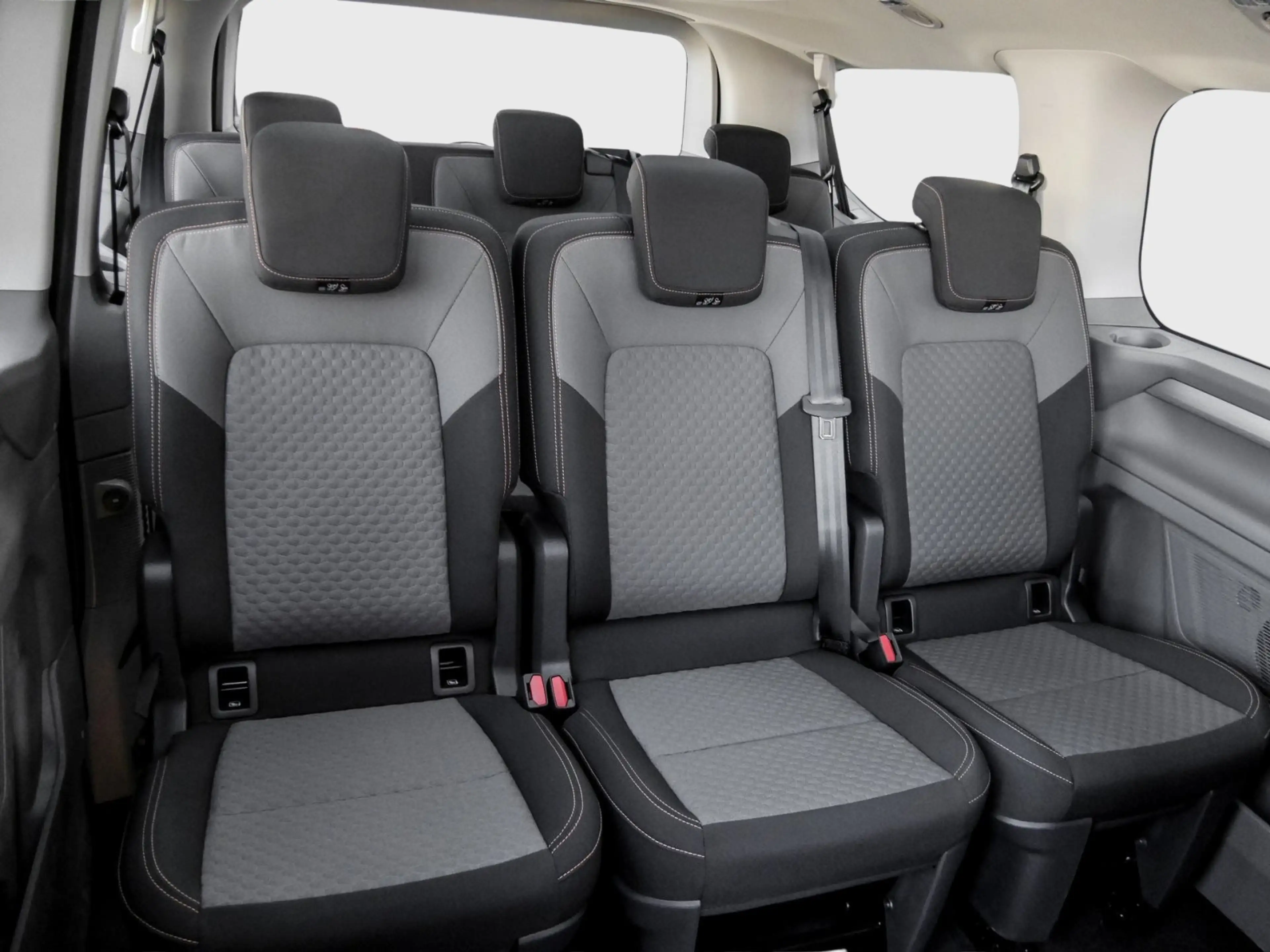 Volkswagen T7 Caravelle e PanAmericana KR LED Navi AHK Pano Keyless 19" — photo 5