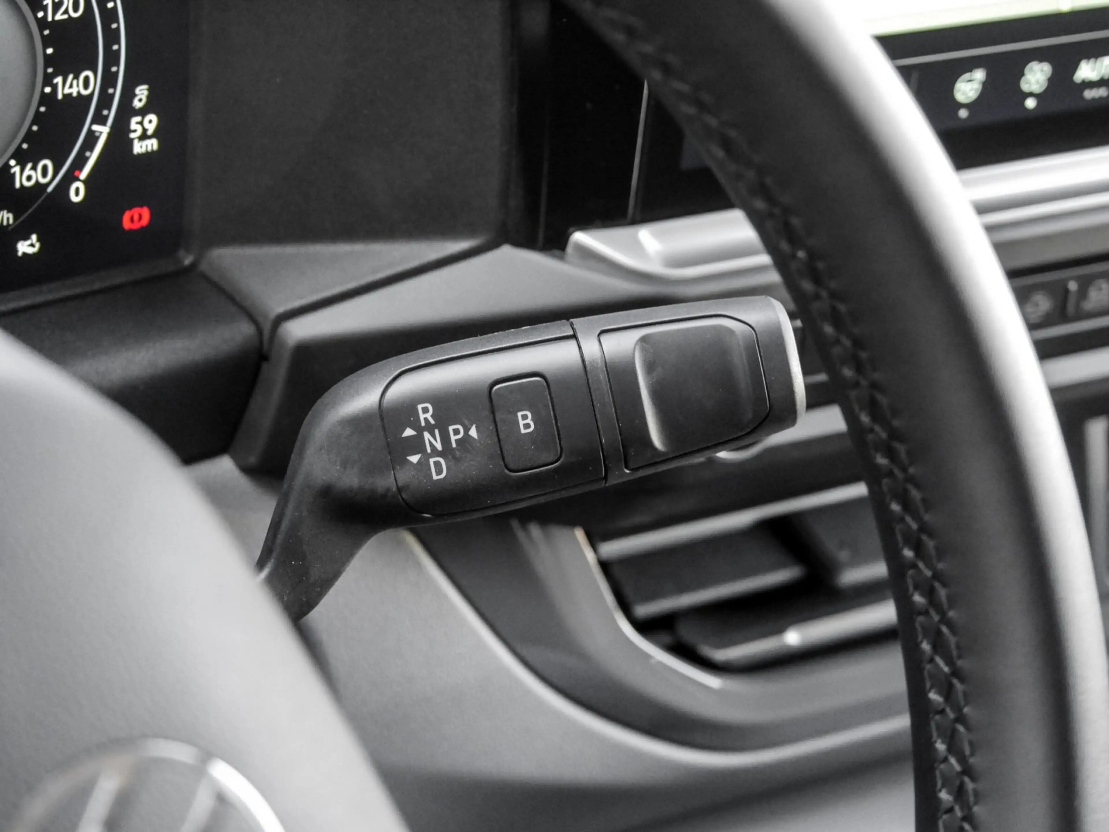 Volkswagen T7 Caravelle e PanAmericana KR LED Navi AHK Pano Keyless 19" — photo 11