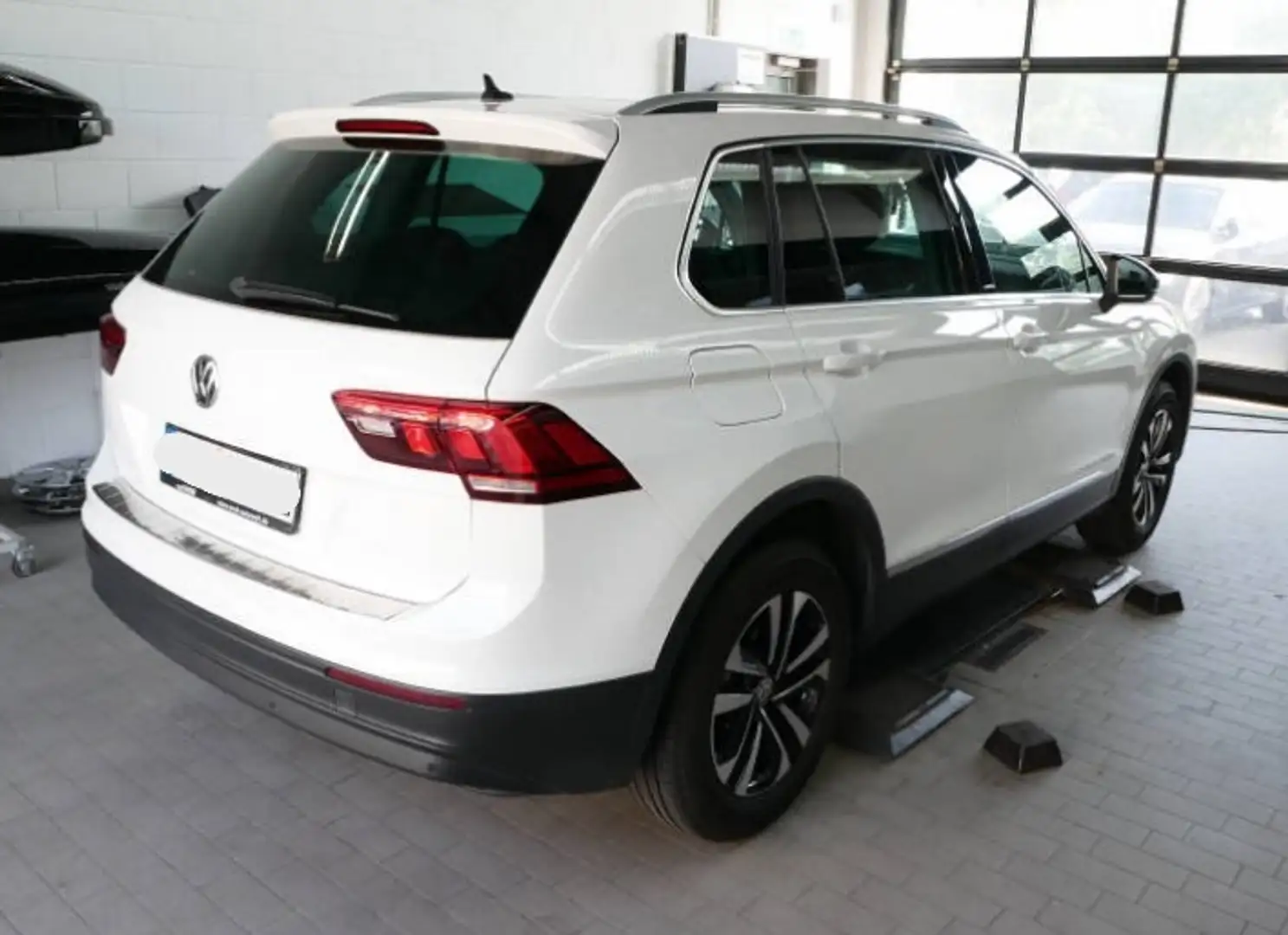 Volkswagen Tiguan 2.0 TDI DSG 4M IQ.DRIVE AHK PANO ACC Weiß - 2
