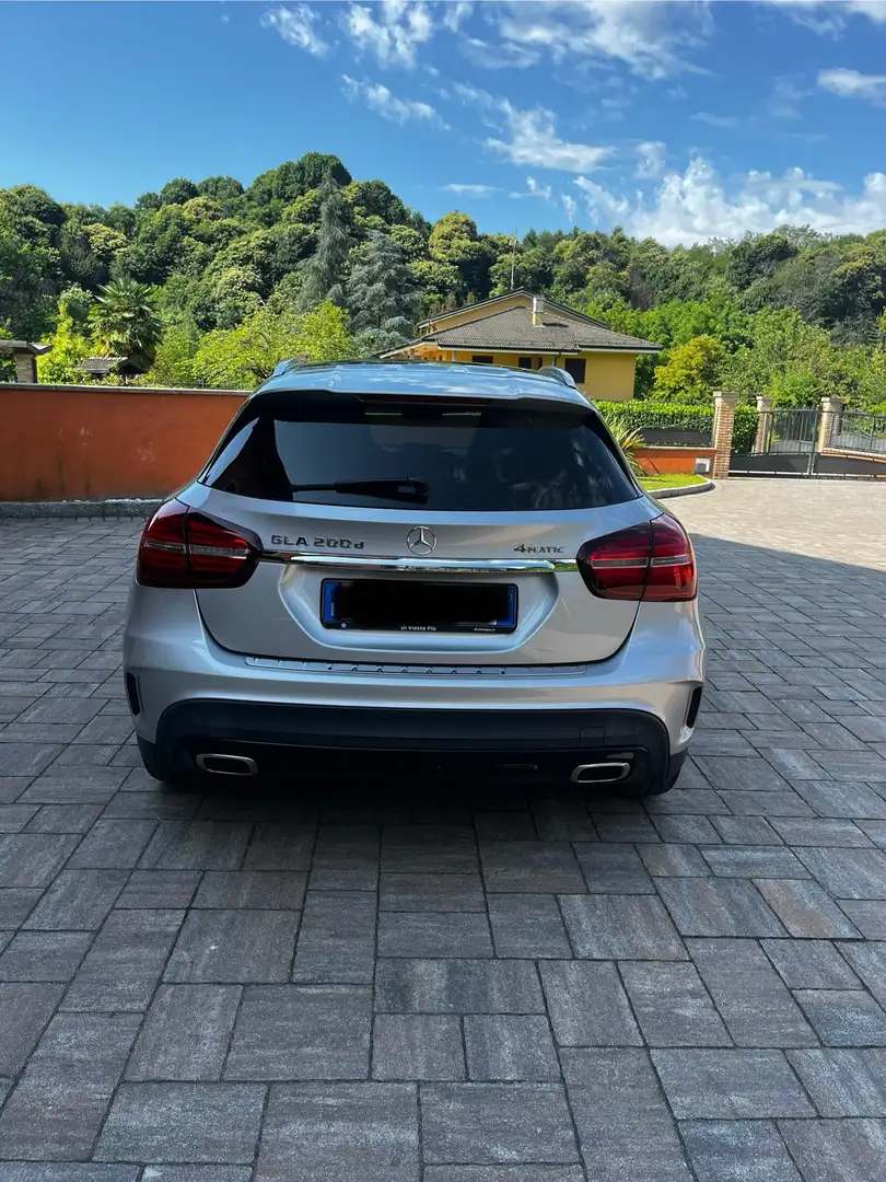 Mercedes-Benz GLA 200 d Premium 4matic AMG line - 2