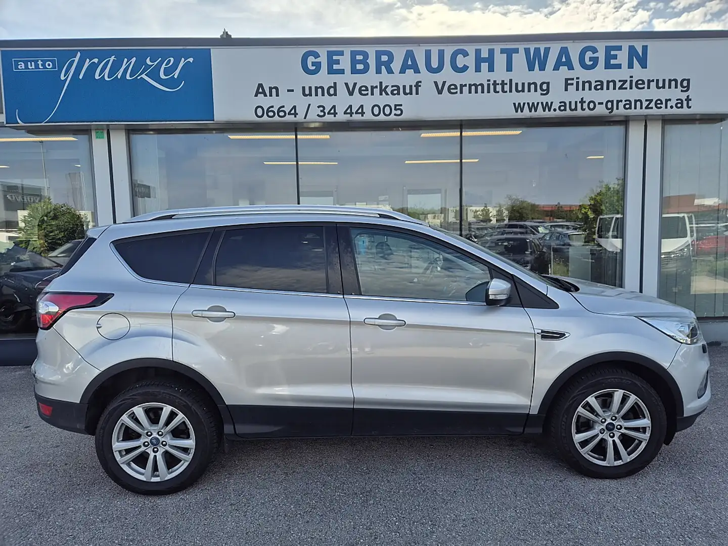 Ford Kuga 1,5 EcoBoost Trend Start/Stop Grau - 1