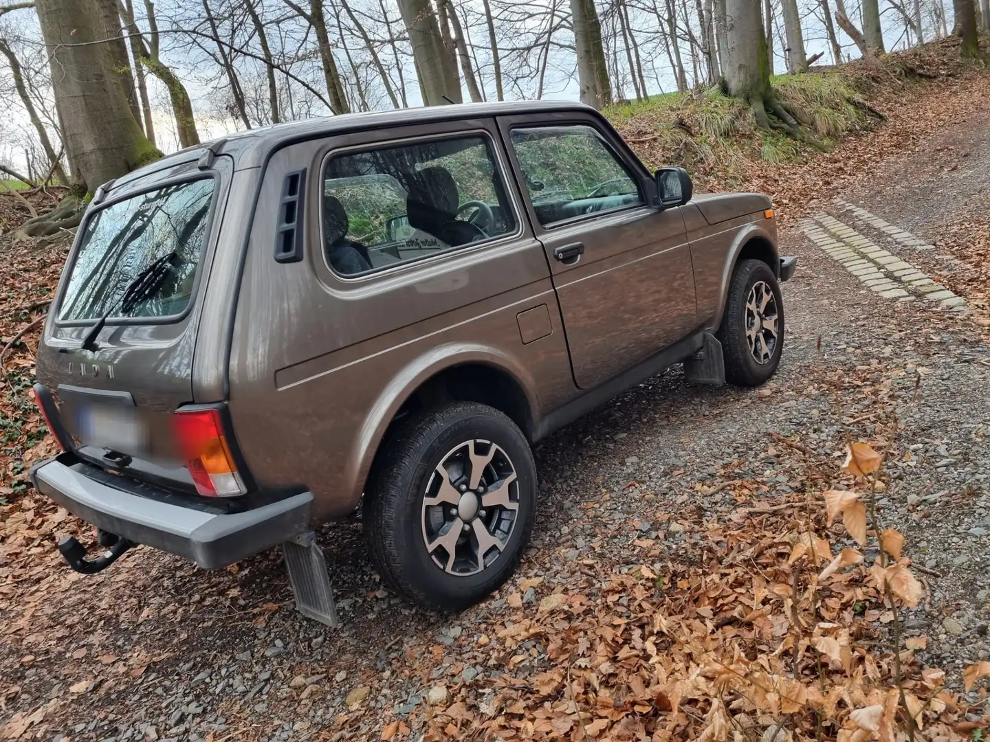 Lada 4x4 Bj. 2020/8fachRad/AHK/SHG/Servo/ABS/Airbag/Folie Hnědá - 2