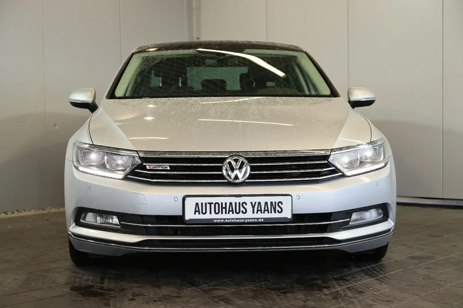 Volkswagen Passat 2.0 TDI DSG 4M Comf. ACC+LED+PANO+AHK+17" Argintiu - 2
