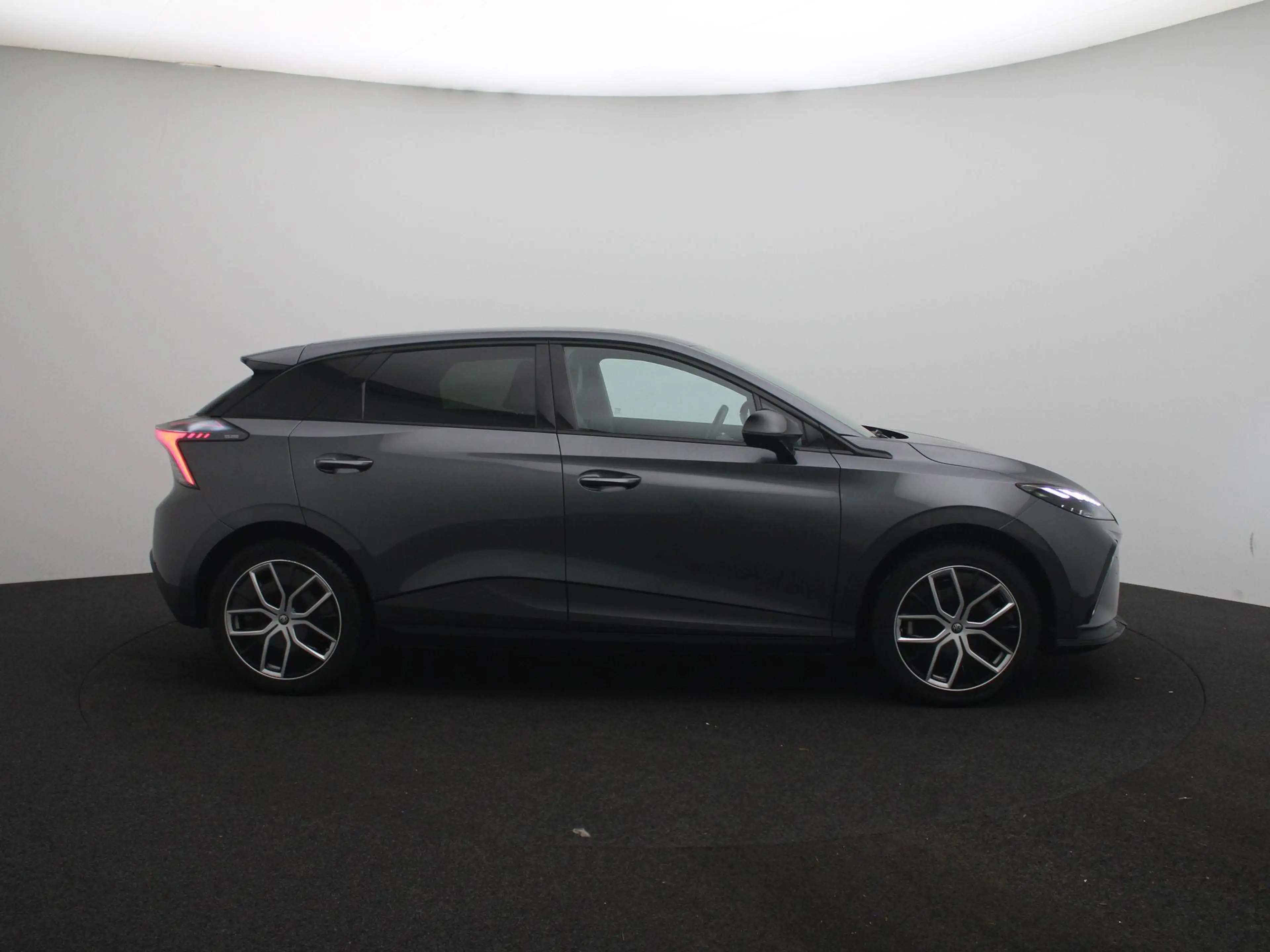 MG MG4 Trophy Extended Range 77 kWh — photo 6