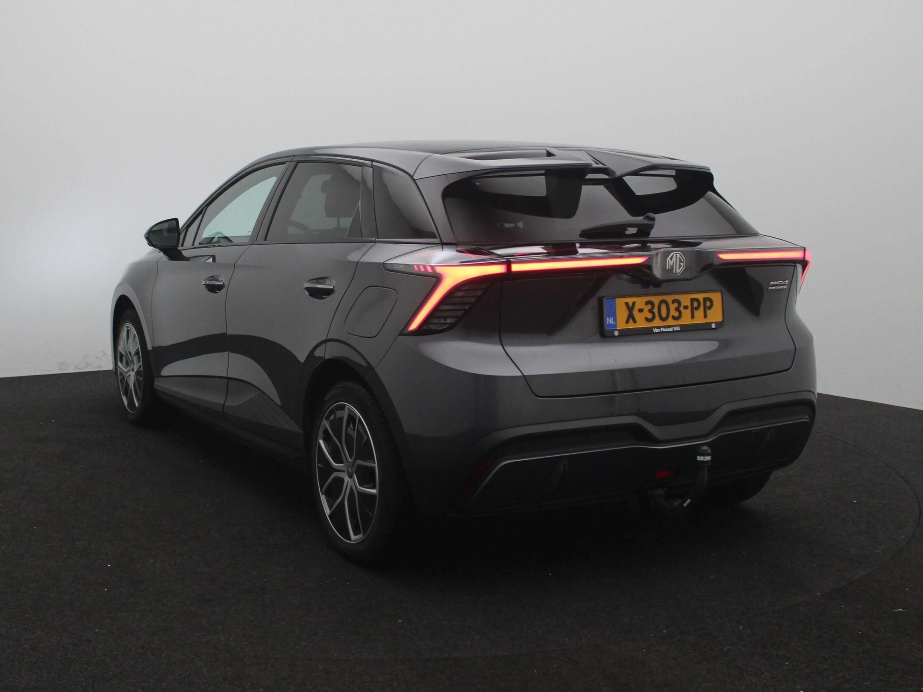 MG MG4 Trophy Extended Range 77 kWh — photo 2
