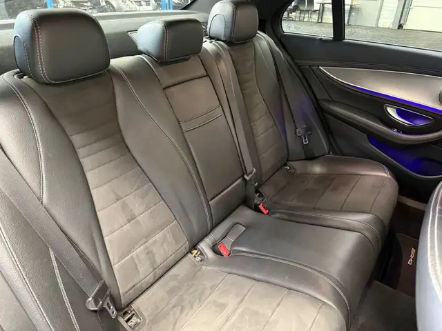 Mercedes-Benz 220 view 11