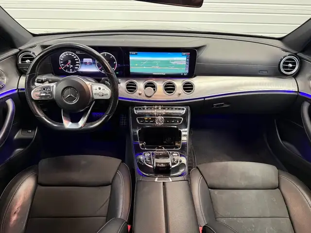 Mercedes-Benz 220 view 2