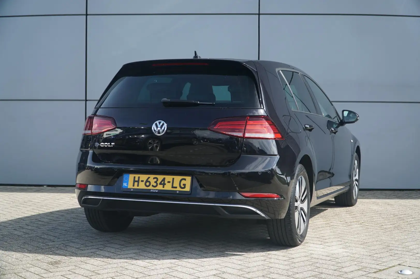 Volkswagen e-Golf 136pk E-DITION | Leder | Navigatie | Adaptive Crui Zwart - 2