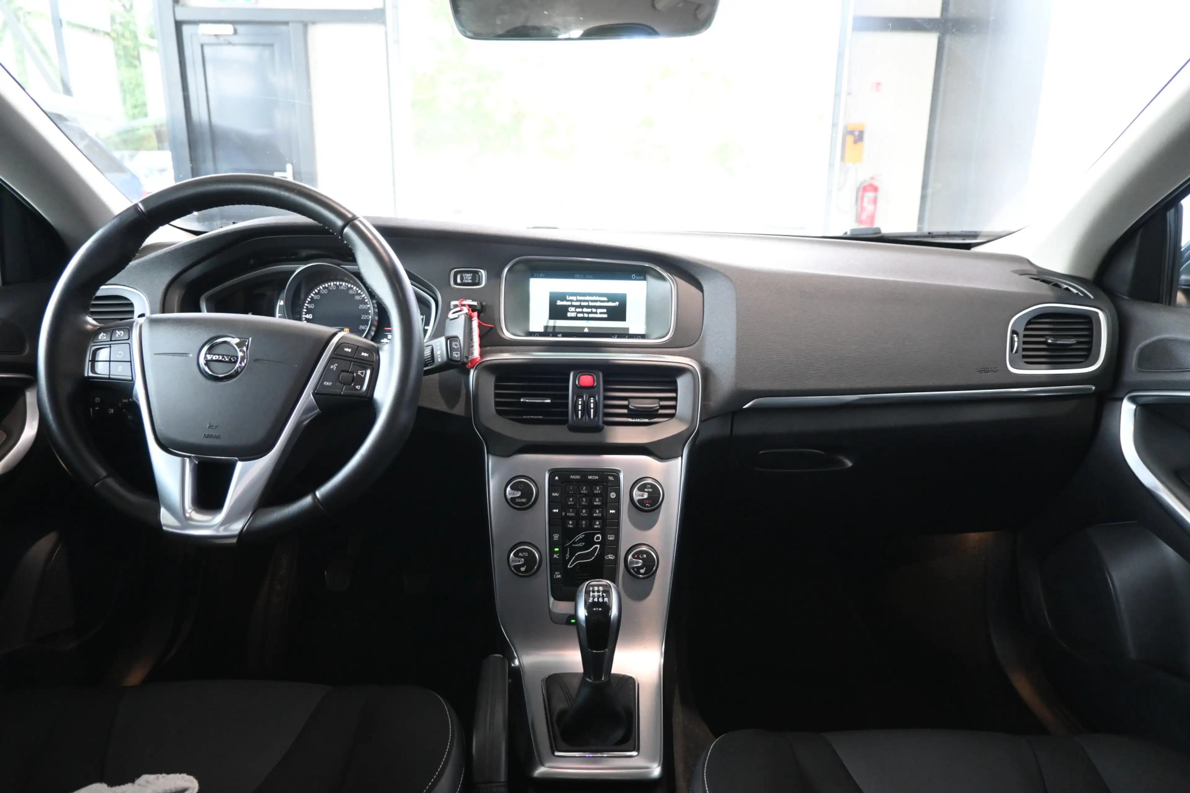 Volvo V40 2.0 T2 Momentum Nap Clima Cruise control Trekhaak — photo 2