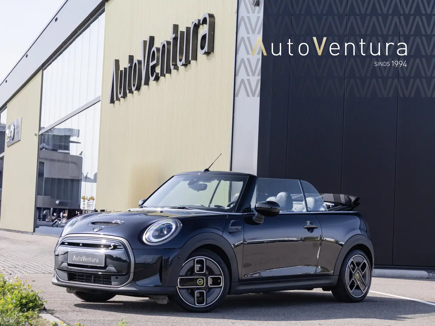 MINI Mini Electric Cabrio MINI Yours 33 kWh Camera + Pd Blauw - 1