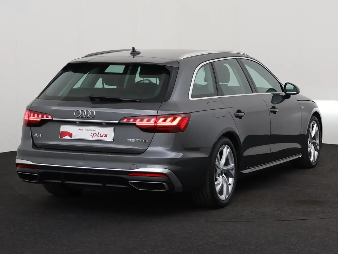 Audi A4 Avant S-Line 35 TFSI 150 PK S-tronic / Leder / Cruise Control / PDC / Apple Carplay Grijs - 2
