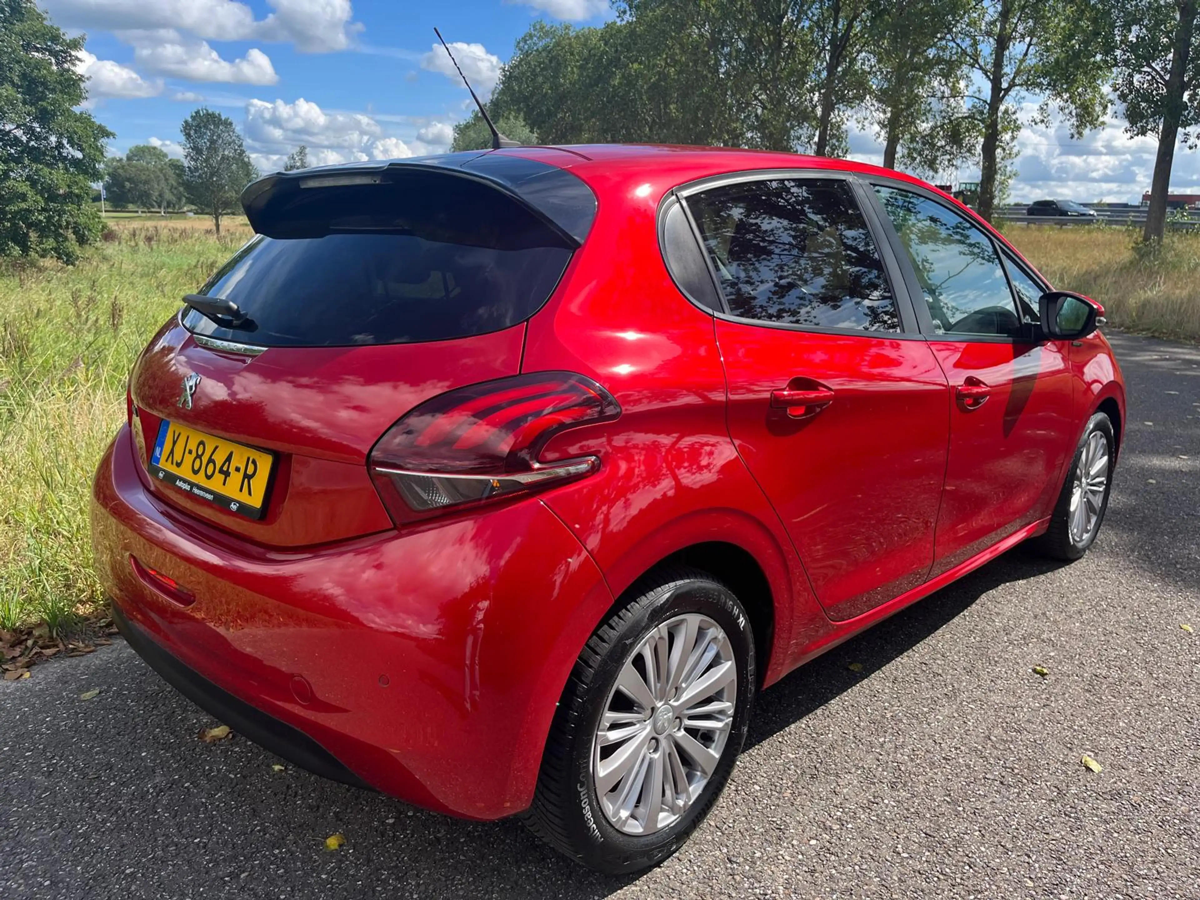 Peugeot 208 1.2 PureTech Signature — photo 4