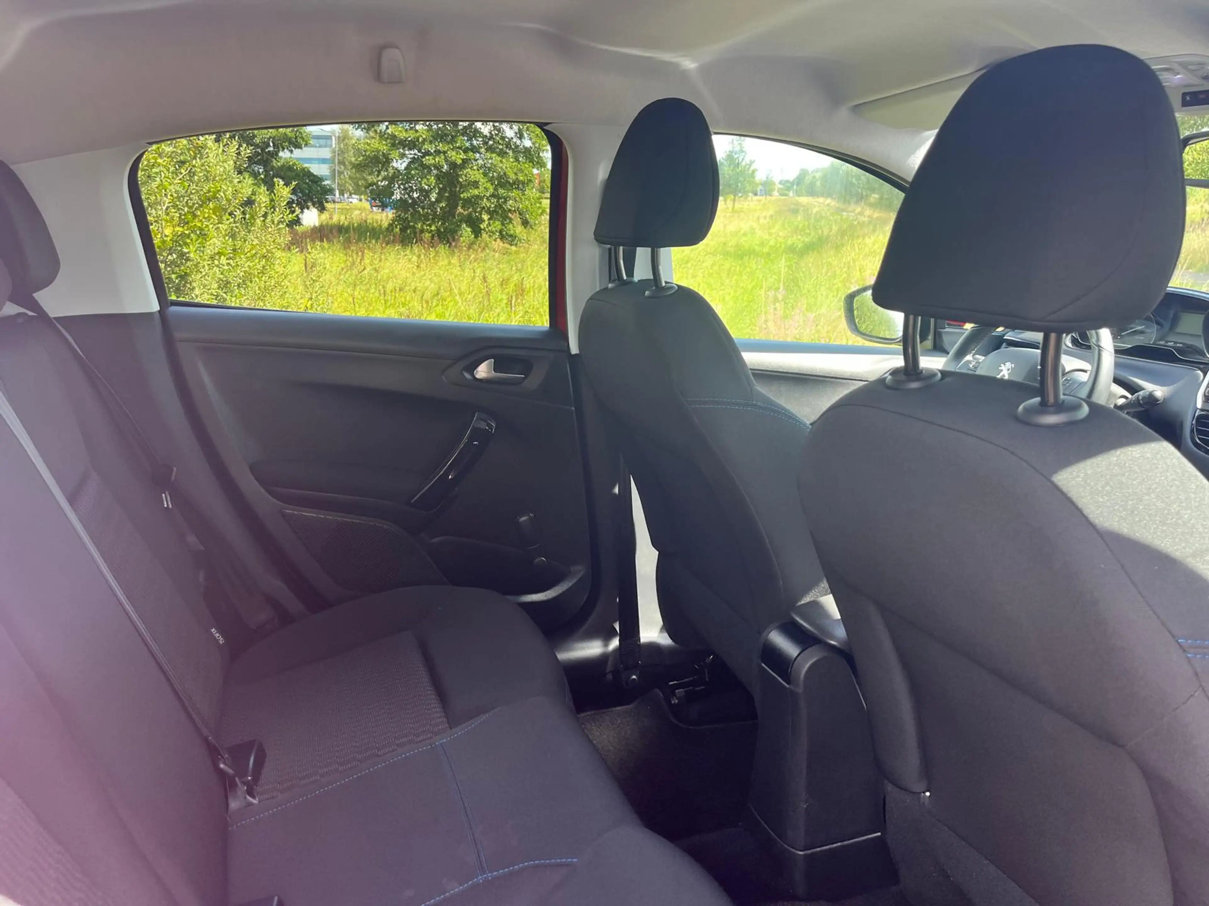 Peugeot 208 1.2 PureTech Signature — photo 11