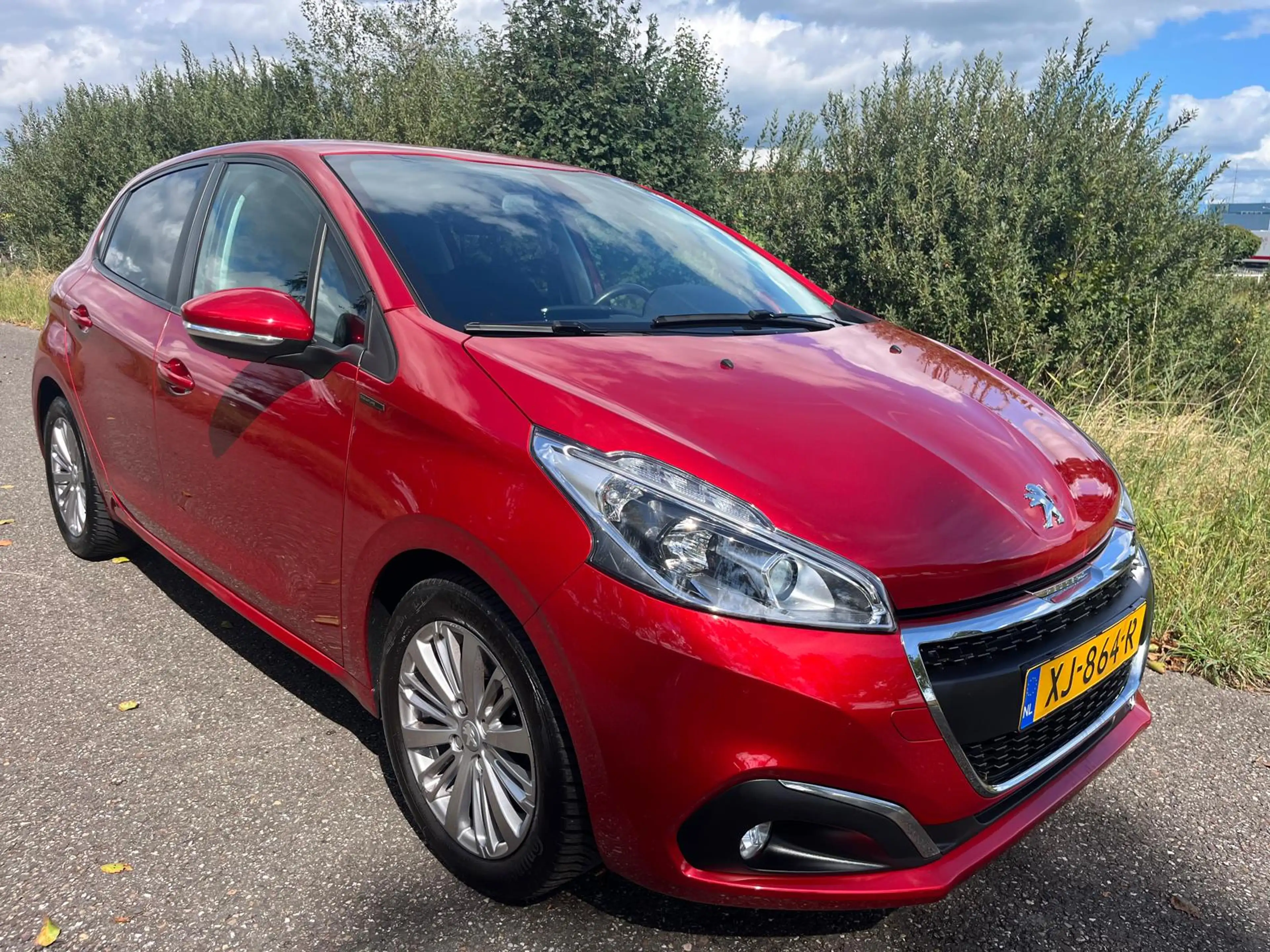 Peugeot 208 1.2 PureTech Signature — photo 2