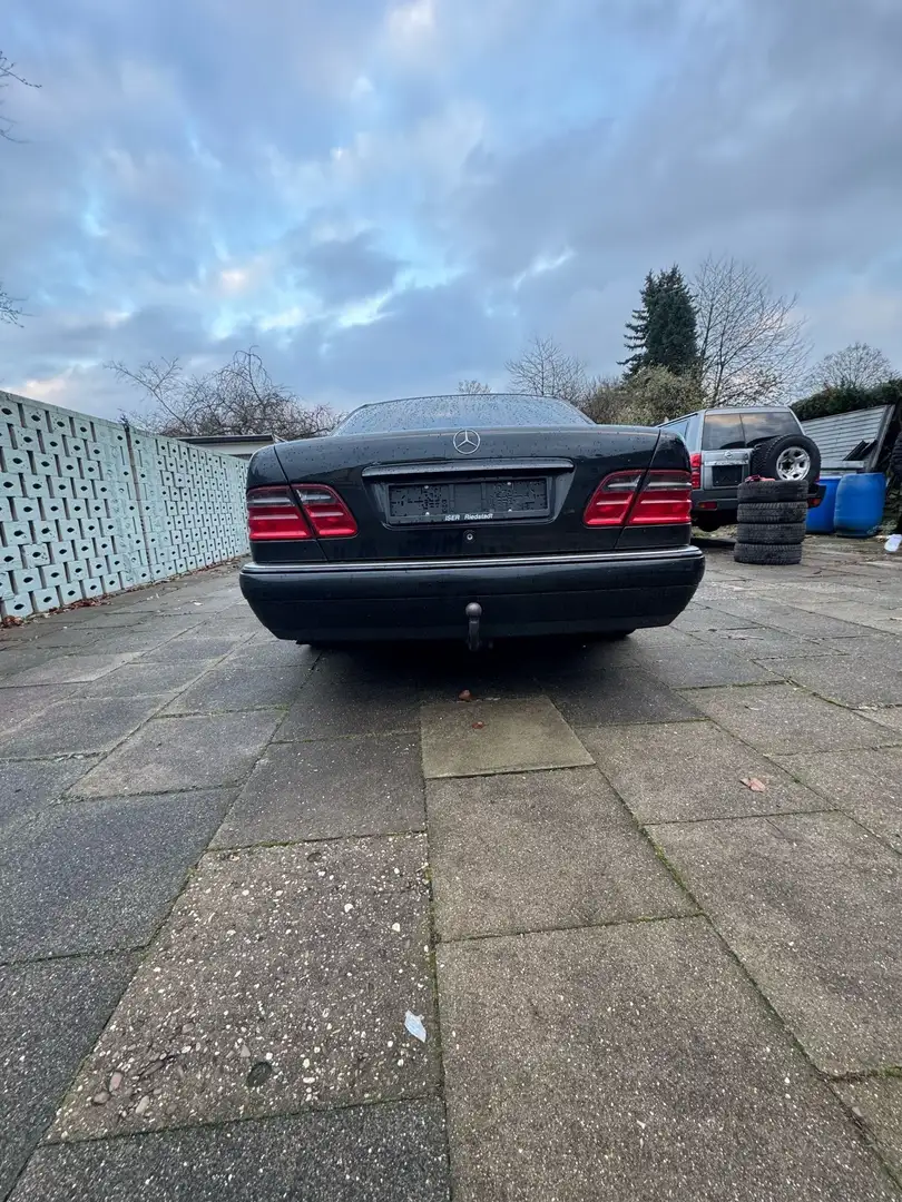 Mercedes-Benz E 300 TD Avantgarde Om606 Czarny - 2