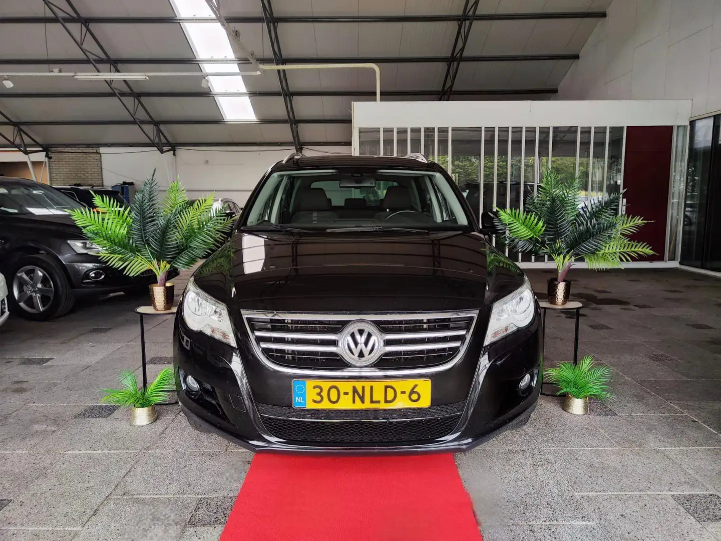Volkswagen Tiguan 2.0 TDI 140PK MANUAL EURO5! 2010 Zwart - 1