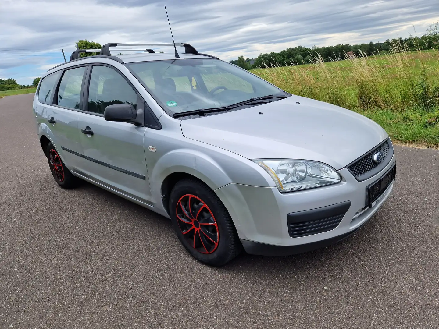 Ford Focus Tüv bei Kauf neu. Silber - 1