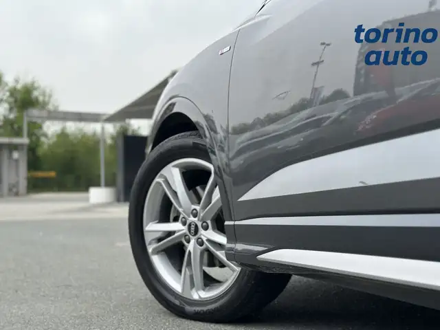Audi Q3 view 10