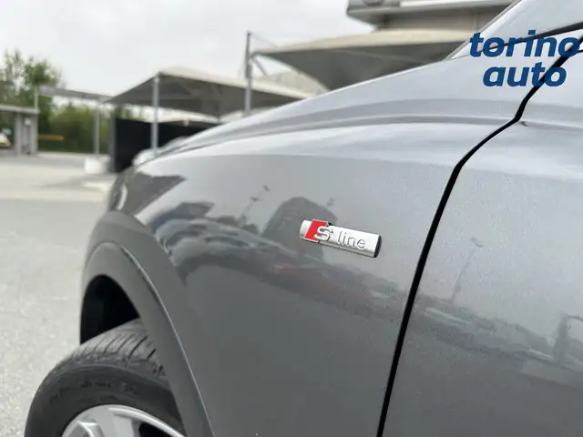 Audi Q3 view 11