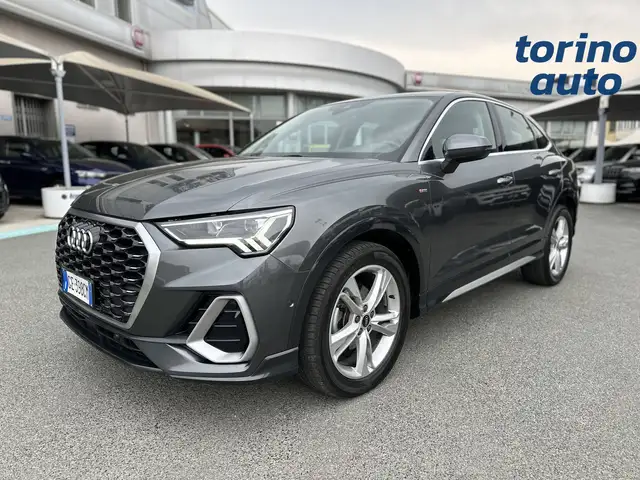 Audi Q3 view 3