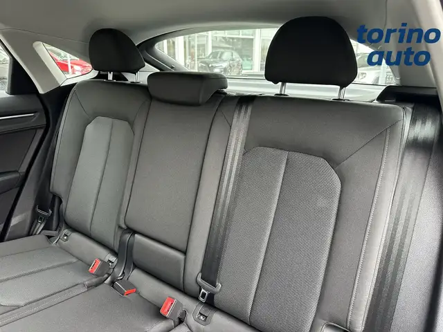 Audi Q3 view 13