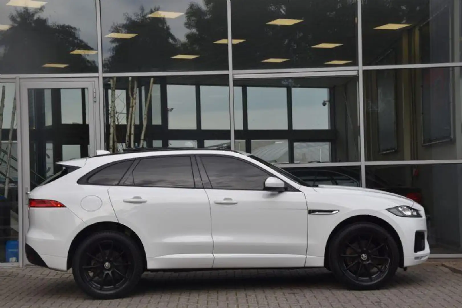 Jaguar F-Pace 3.0 R-Sport AWD 35t Aut. Pano.dak Leder Led Nav. White - 2