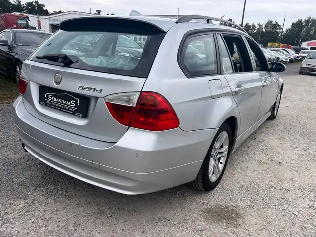 BMW 3 Series view 4
