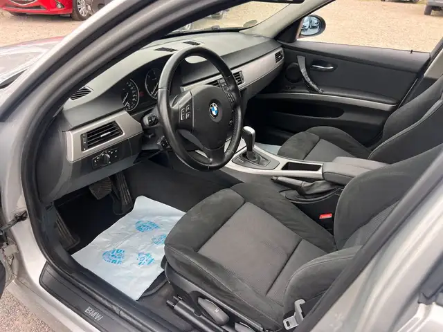 BMW 3 Series view 8