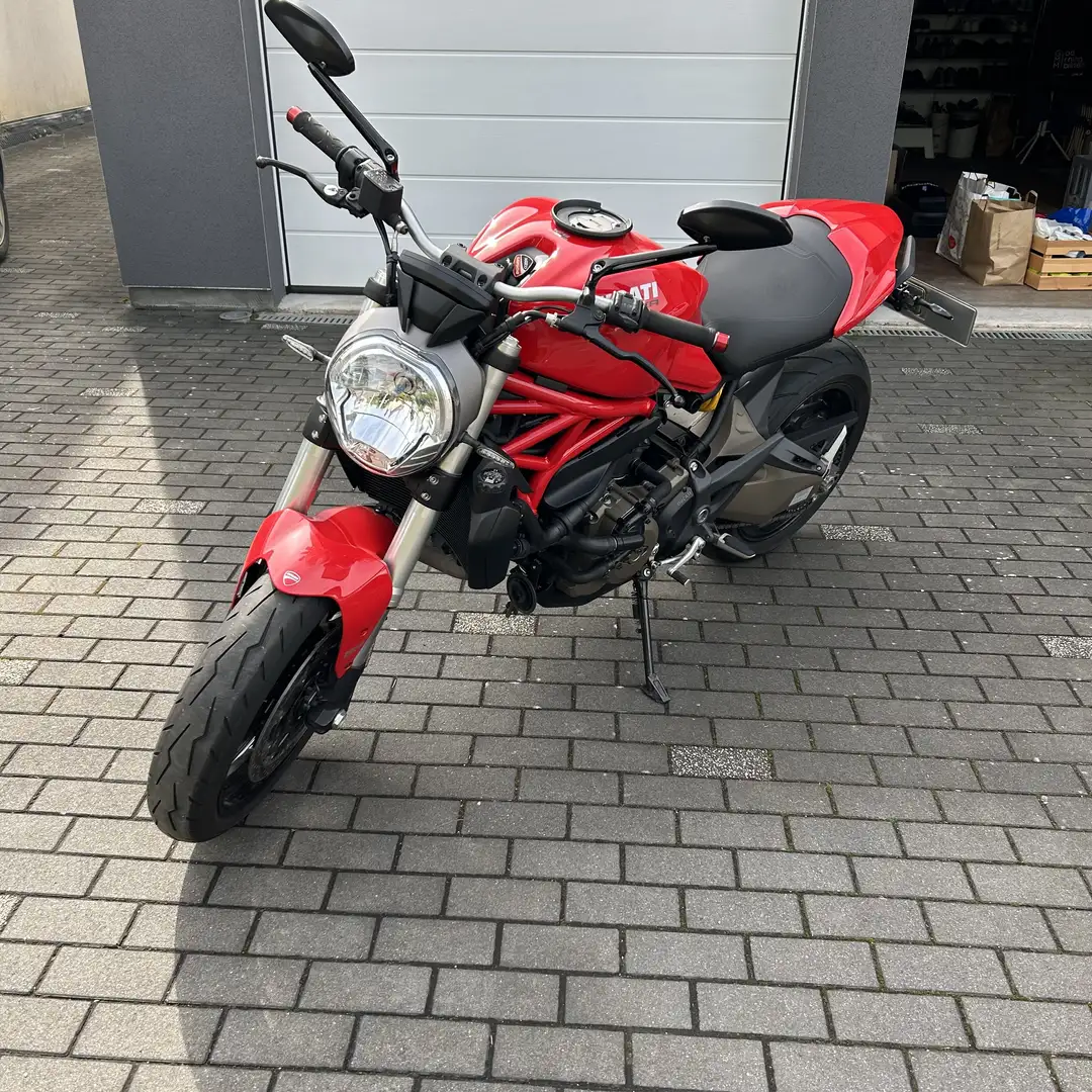 Ducati Monster 821 - 1