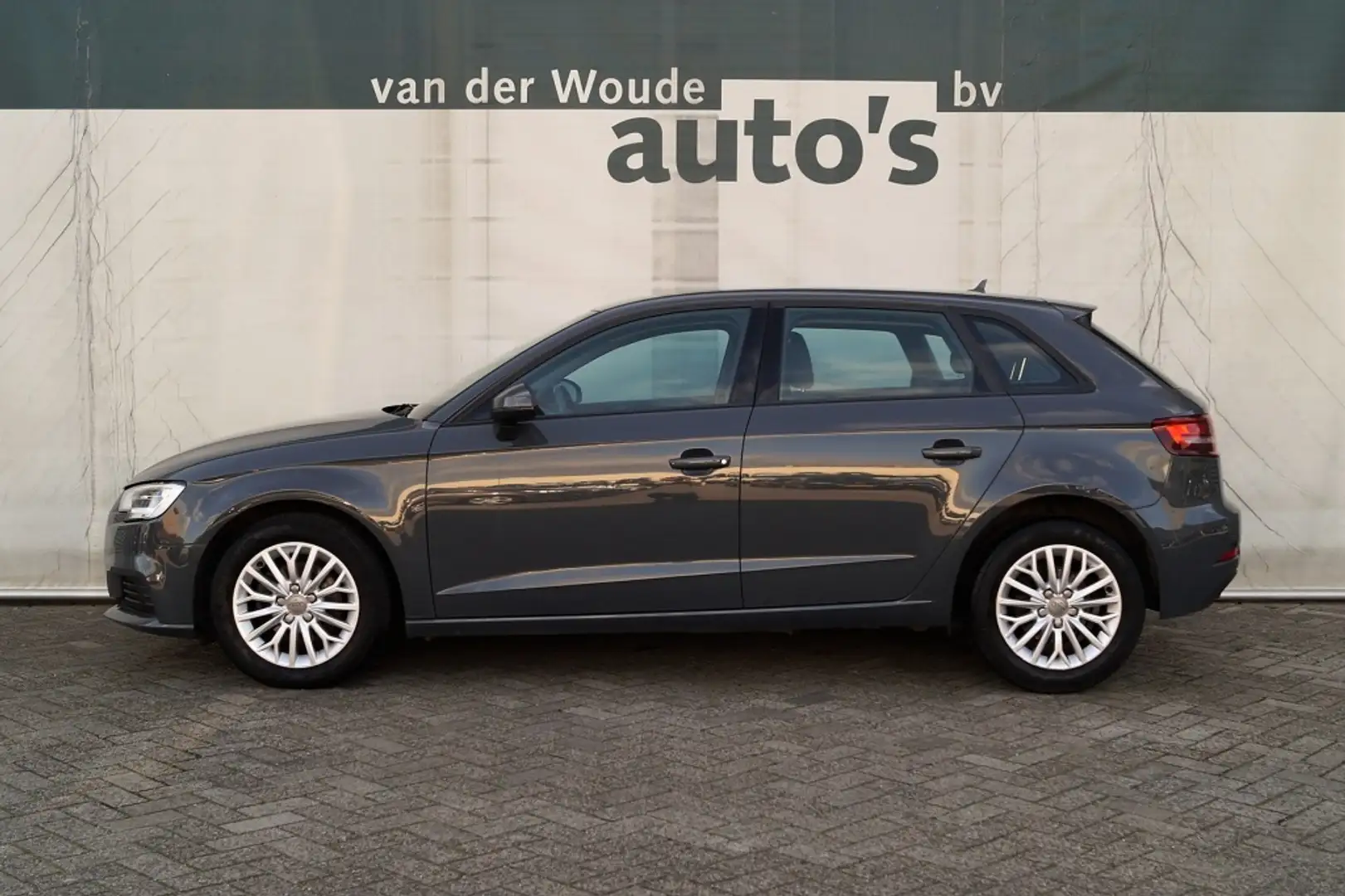 Audi A3 Sportback 1.6 TDI 115pk Pro Line -NAVI-ECC-PDC-! Grijs - 1