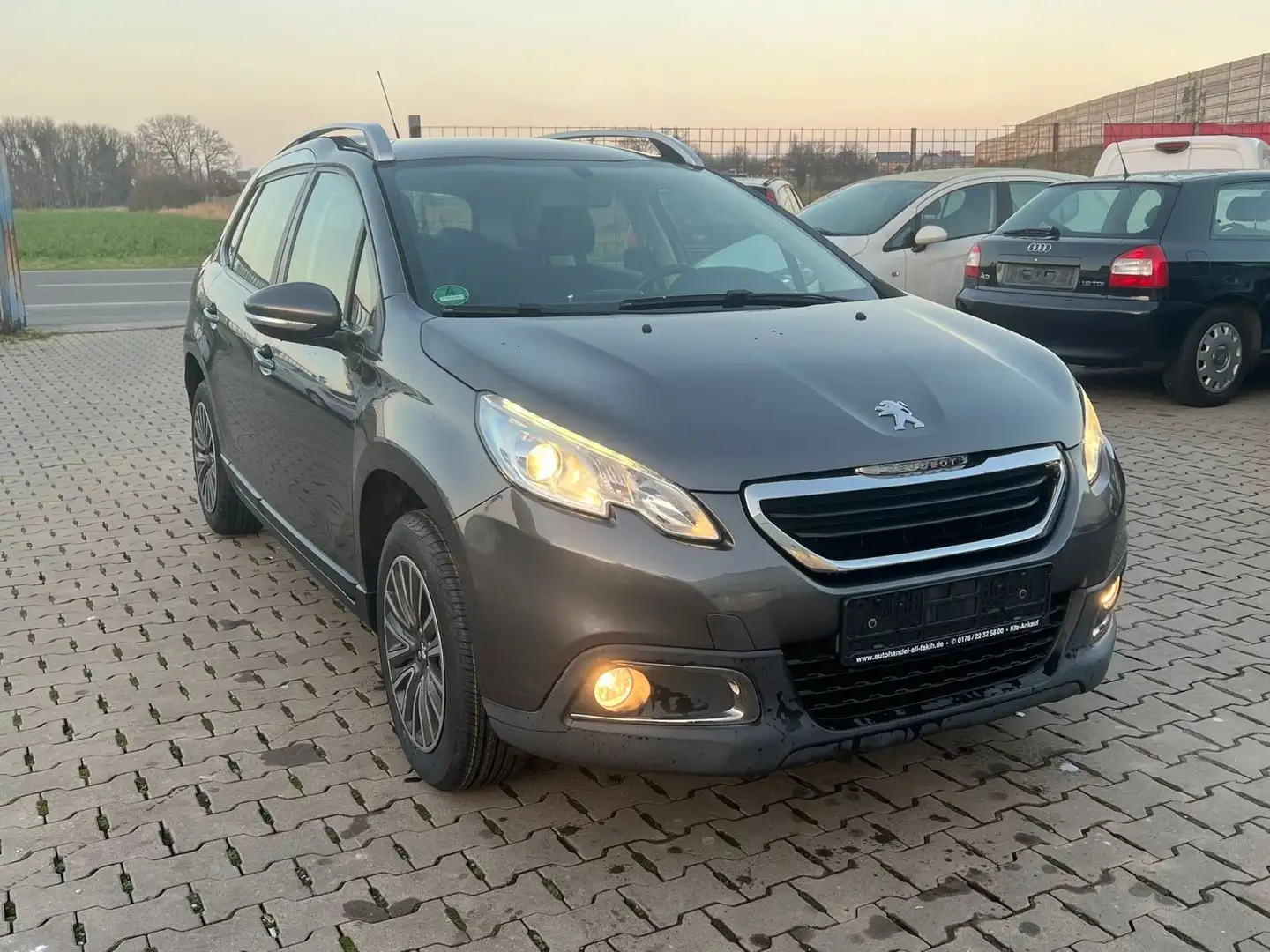 Peugeot 2008 LED  1.Hand Scheckheft Euro 6 Grau - 2