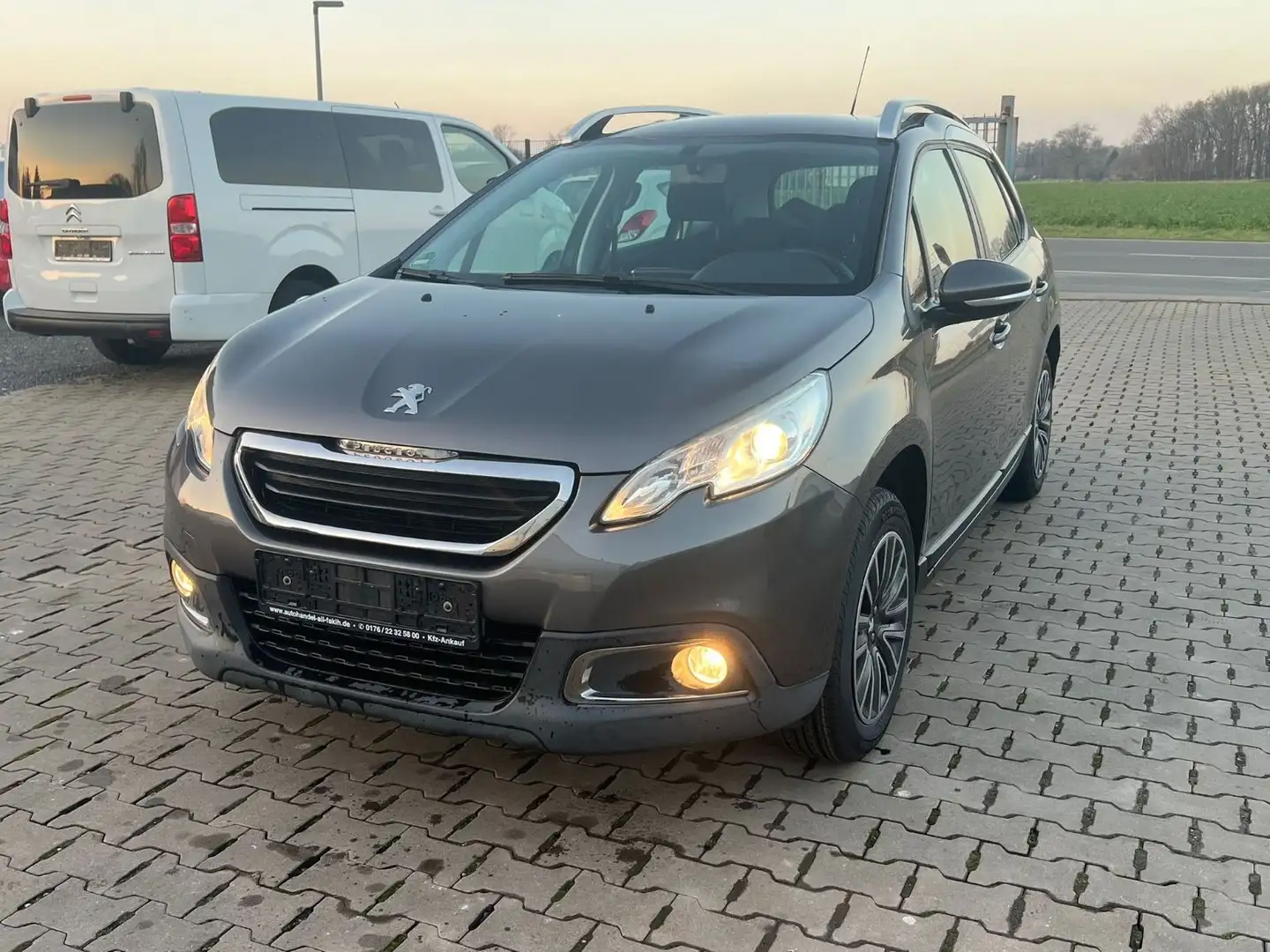 Peugeot 2008 LED  1.Hand Scheckheft Euro 6 Grau - 1