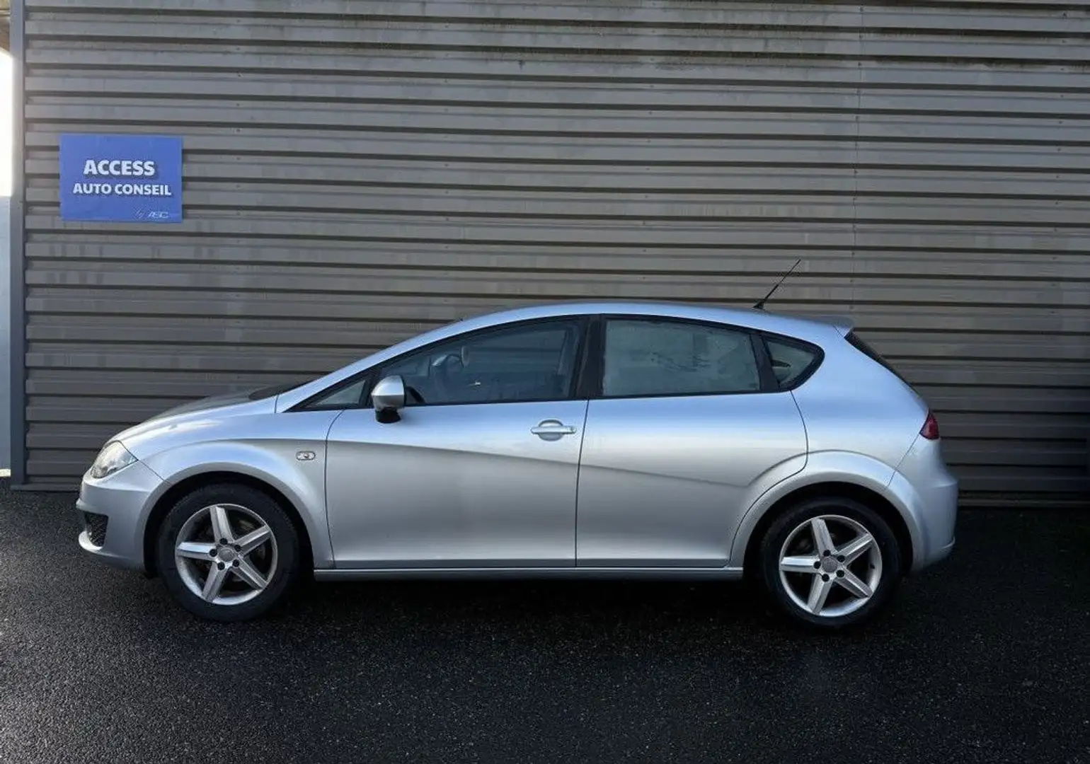 SEAT Leon (2) 1.6 TDi 105 Finition Ecomotive Reference GARANTIE Gris - 2