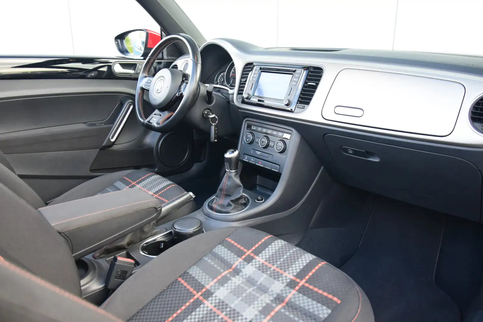 Volkswagen Beetle Cabriolet 1.2 TSI Design Club BlueMotion Stoelverw Schwarz - 2