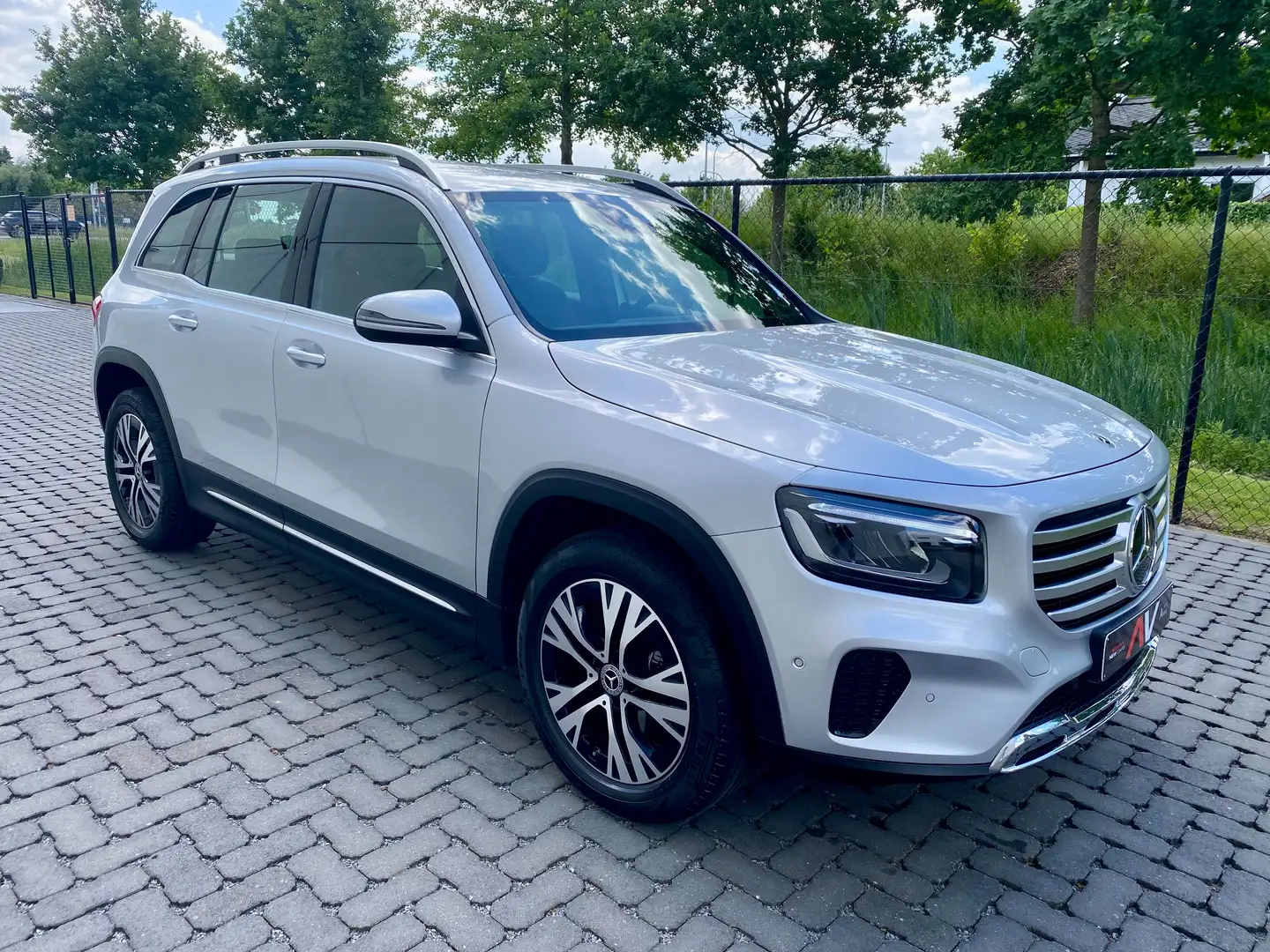 Mercedes-Benz GLB 200 7G Mild Hybr. LUXURY Advanced - Trekh. Stříbrná - 1