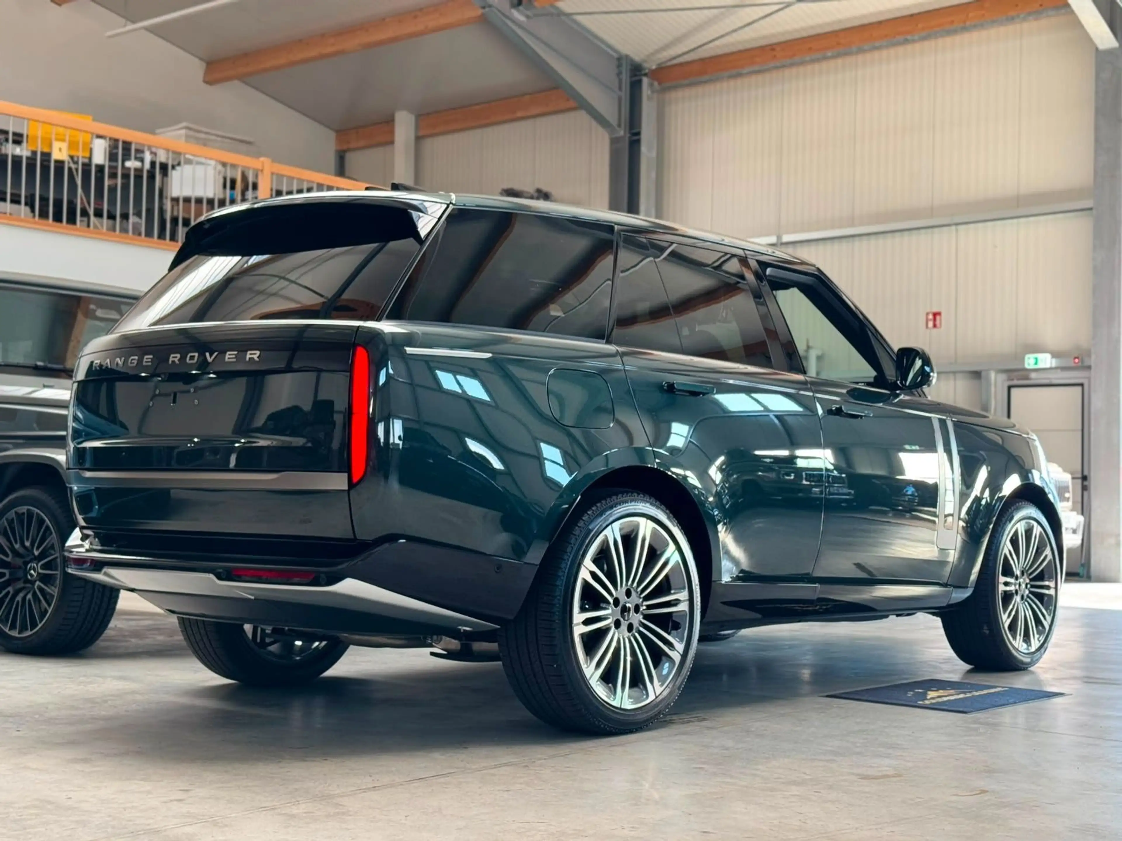 Land Rover Range Rover RANGE ROVER D350 SWB AUTOBIOGRAPHY DVD COOL BOX — photo 2