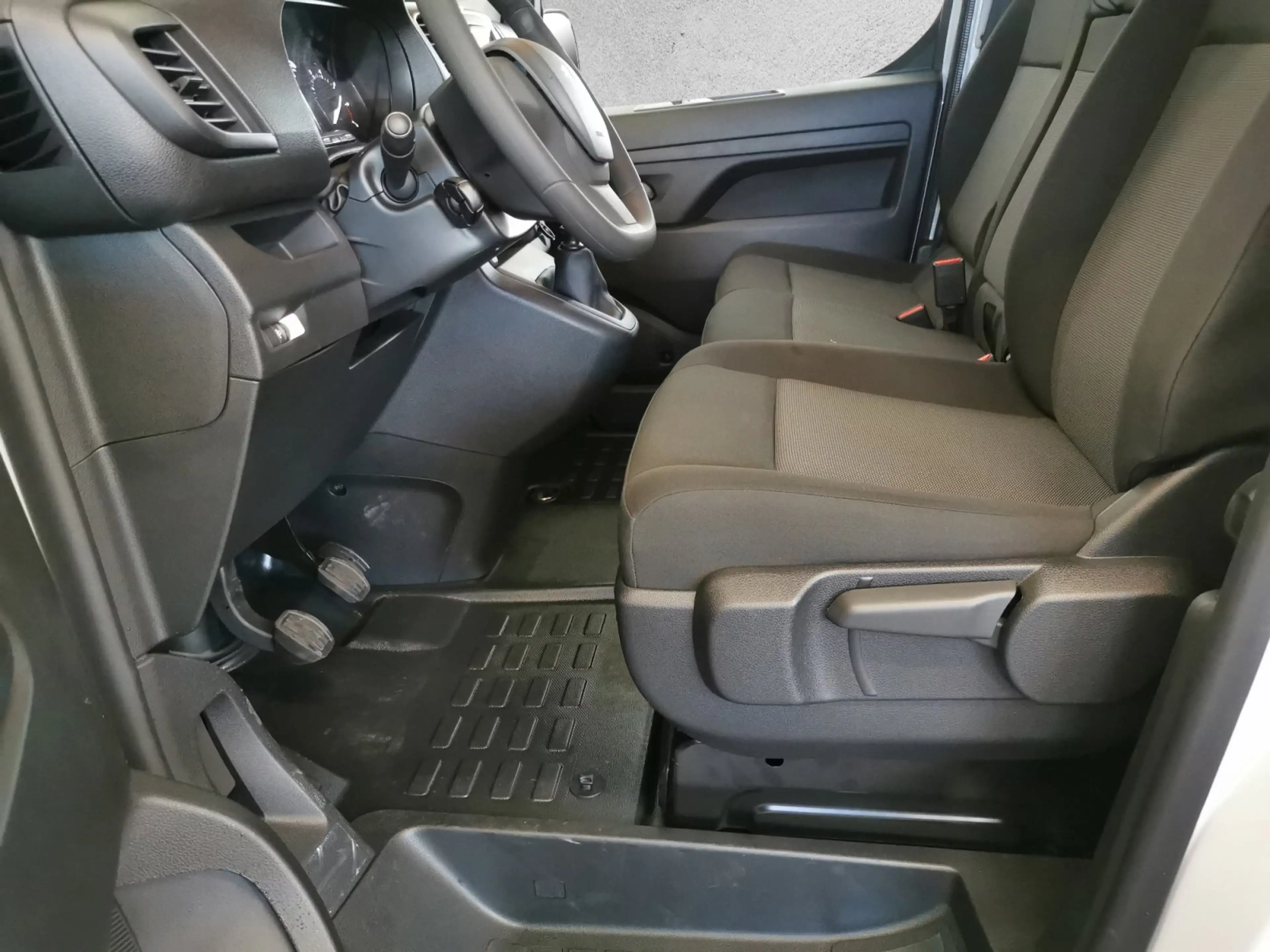 Peugeot Expert Kasten 1.5 BlueHDi 120 AHK PDC — photo 6