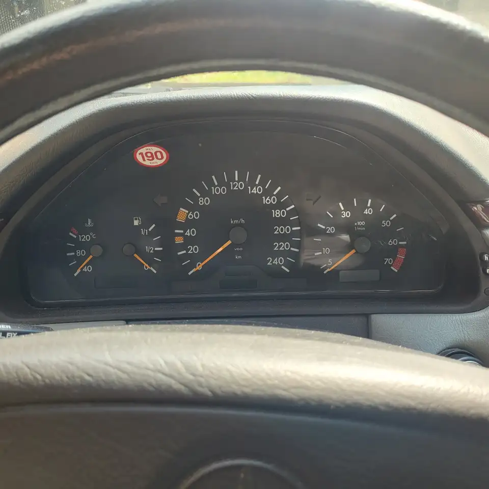 Mercedes-Benz 230, foto 2