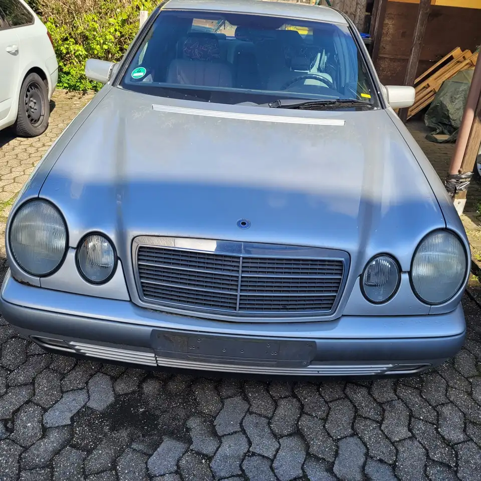 Mercedes-Benz 230, foto 1